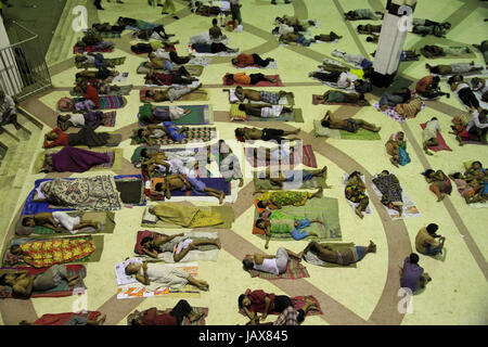 Persone senza dimora a dormire Kamlapur Stazione Ferroviaria di notte. Dacca in Bangladesh. Foto Stock