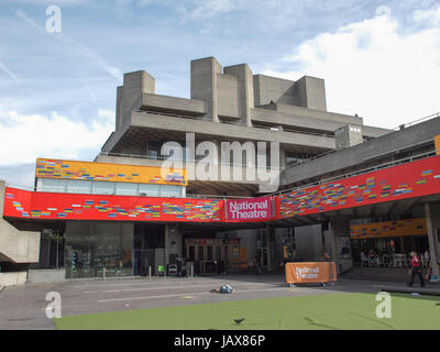 LONDON, England, Regno Unito - 10 settembre 2012: il Royal National Theatre iconico capolavoro del New Brutalism progettato dall architetto Sir Denys Lasdun Foto Stock