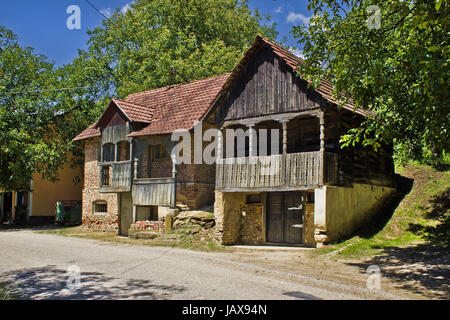 Storico di tradizionali case di legno in Zaistovec village, Croazia - utilizzati come cantine Foto Stock