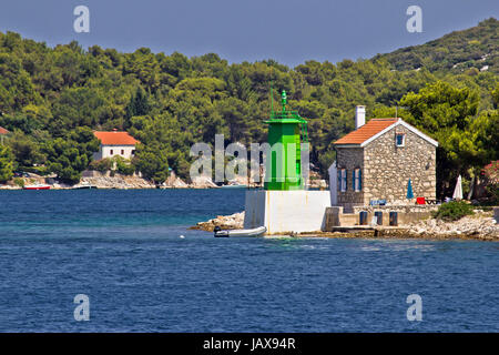 Faro verde - lanterna in entrata della baia, Mali Losinj, Croazia Foto Stock