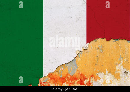 Bandiera Italiana dipinta su incrinato sbavature del muro. Tagliò vernice grunge background. Foto Stock