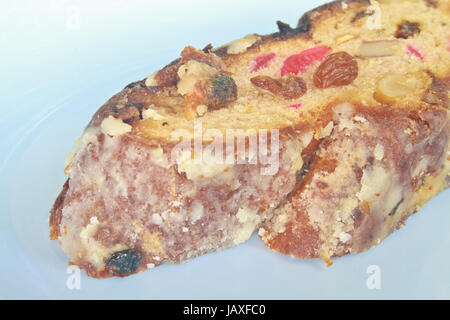 Torta di frutta con uva passa e il condimento su tavola Foto Stock