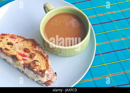 Torta di frutta con uva passa e il condimento su tavola, con caffè caldo Foto Stock