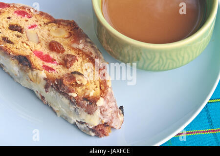 Torta di frutta con uva passa e il condimento su tavola, con caffè caldo Foto Stock