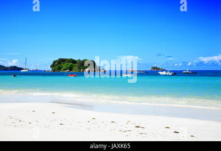 Isola Chauve Souris e san Pierre Isola, Anse Volbert Beach, Isola di Praslin, Repubblica delle Seicelle. Foto Stock