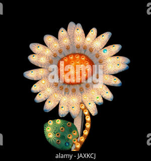 Sideshow daisy flower display con luci lampeggianti di notte. Foto Stock