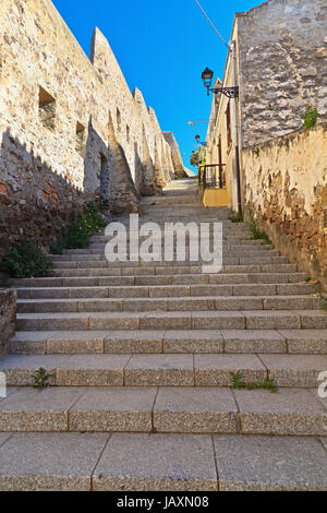Le scale e le antiche mura a Carloforte, Sardegna, Italia Foto Stock