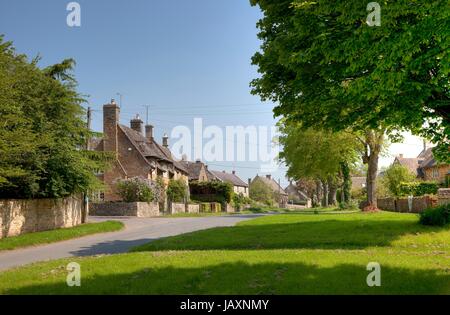 Il villaggio Costwold di Kingham, Oxfordshire, Inghilterra. Foto Stock