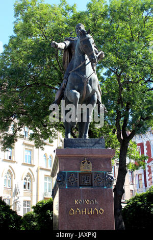 Un monumento di Daniel della Galizia seduto sul cavallo nella città di Lvov Foto Stock