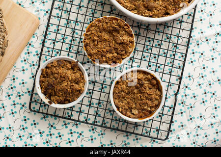 Apple Crumble fresco di forno sul raffreddamento per rack, pronto a mangiare. Foto Stock