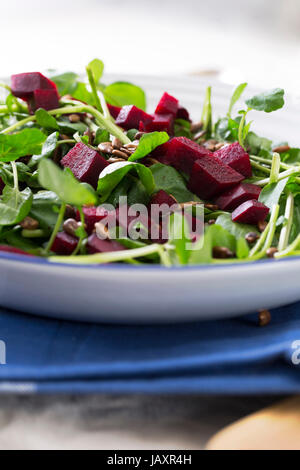 Il crescione e barbabietola con insalata di tostare i semi di girasole. Foto Stock