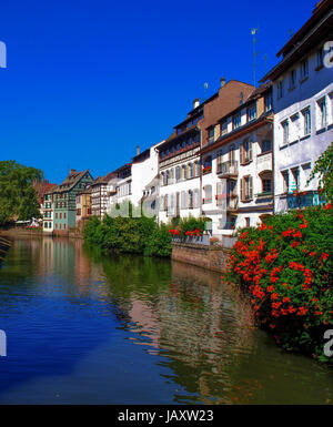 Per via navigabile che corre attraverso il centro della città di Strasburgo Foto Stock