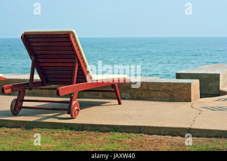 Sedia solitaria sulla spiaggia Hua-Hin Thailandia. Hua-Hin è uno dei più città preferita in Thailandia Foto Stock