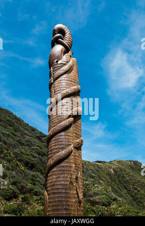 Pou Tangaroa (Dio e protettore del mare) sul Pukerua Bay foreshore, Nuova Zelanda. Foto Stock