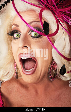 Cantando bella Caucasian drag queen close up Foto Stock