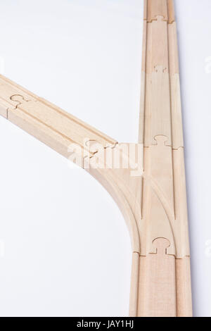 Legno a forcella ferrovia via su sfondo grigio. L'immagine verticale Foto Stock