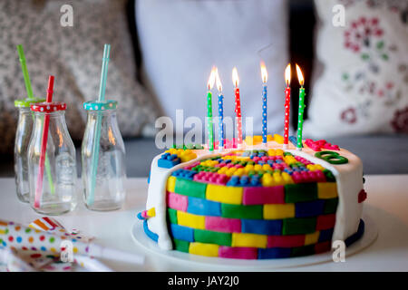 Torta colorata con candele e palloncini per un bambino party Foto Stock