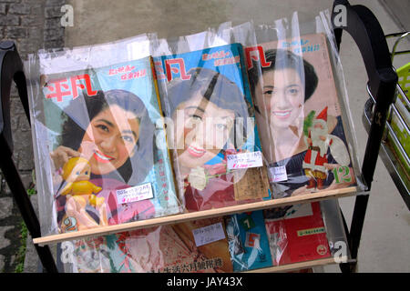 Riviste di antiquariato in vendita in un negozio di fronte a Kawagoe Saitama Giappone Foto Stock