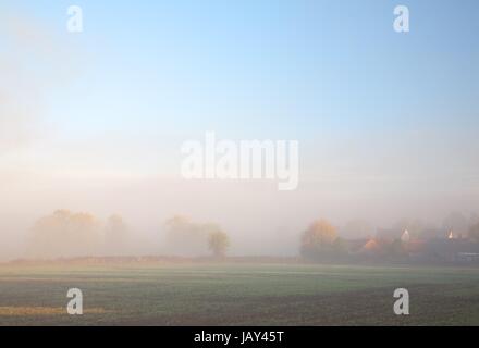 Cerca su superfici agricole verso suburbia, Mickleton, Gloucestershire, Inghilterra. Foto Stock