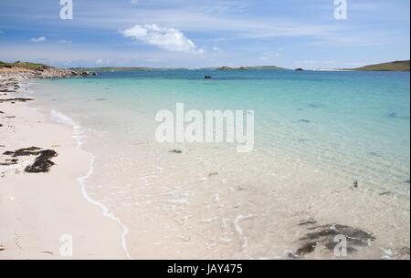 Acque cristalline a Rushy Bay, Bryher, isole Scilly, Cornwall, Inghilterra. Foto Stock