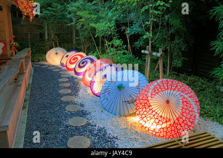 Luce Tokagasa fino ombrelloni in una Caffetteria Giardino nella città di Kawagoe Saitama Giappone Foto Stock