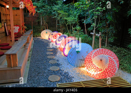 Luce Tokagasa fino ombrelloni in una Caffetteria Giardino nella città di Kawagoe Saitama Giappone Foto Stock