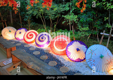 Luce Tokagasa fino ombrelloni in una Caffetteria Giardino nella città di Kawagoe Saitama Giappone Foto Stock