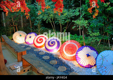 Luce Tokagasa fino ombrelloni in una Caffetteria Giardino nella città di Kawagoe Saitama Giappone Foto Stock