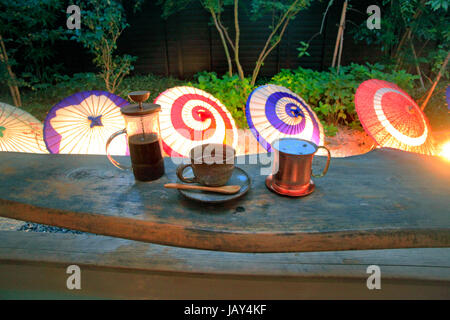 Luce Tokagasa fino ombrelloni in una Caffetteria Giardino nella città di Kawagoe Saitama Giappone Foto Stock