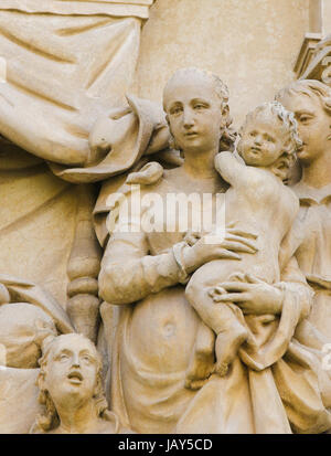 Statua di madre e bambino alla Santa Casa di Loreta, una grande meta di pellegrinaggio in Hradcany, Praga, Repubblica Ceca Foto Stock