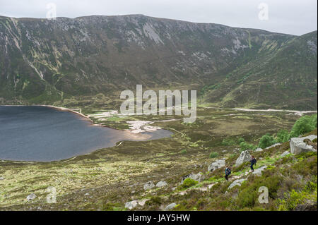 Walkers sopra Loch Muick Cairngorms National Park in Scozia Foto Stock