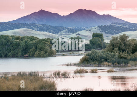 Montare Diablo tramonto da Marsh Creek serbatoio. Foto Stock