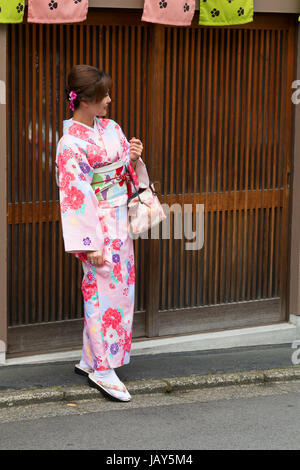 Il cinese giovane donna passeggiate turistiche in kimono al di fuori di Kiyomizu-dera area del tempio a Kyoto, in Giappone. Foto Stock