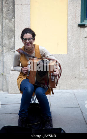 Suonatore ambulante femmina sulla Rua das Flores in Porto - Portogallo Foto Stock