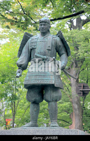 Una statua di Minamoto-no-Yoshiie a Avenue Keyaki in Fuchu city Tokyo Giappone Foto Stock