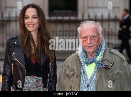 Fotografo, David Bailey, e sua moglie Catherine Dyer al VIP anteprima della Royal Academy summer show 2017 Foto Stock