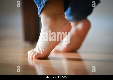 Neonato con i piedi sul Tippy dita - Concetto di innocenza Foto Stock