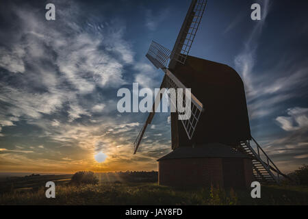 Il mulino a vento a rombo liscio al tramonto su di una splendida serata di giugno. Foto Stock