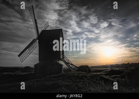 Il mulino a vento a rombo liscio al tramonto su di una splendida serata di giugno. Foto Stock