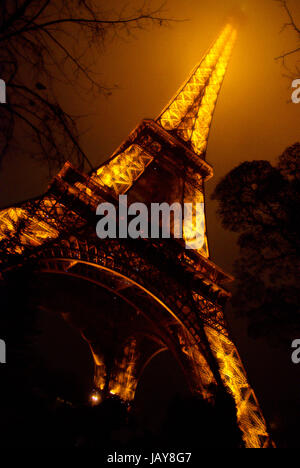 Ferro da costruzione di uno dei famoust europee e francesi landmark Torre Eiffel a Parigi Foto Stock