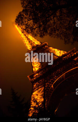 Ferro da costruzione di uno dei famoust europee e francesi landmark Torre Eiffel a Parigi Foto Stock