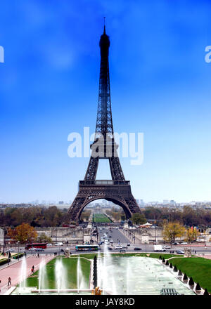 Ferro da costruzione di uno dei famoust europee e francesi landmark Torre Eiffel a Parigi Foto Stock