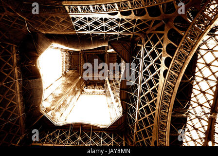 Ferro da costruzione di uno dei famoust europee e francesi landmark Torre Eiffel a Parigi Foto Stock