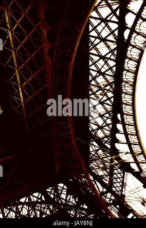 Ferro da costruzione di uno dei famoust europee e francesi landmark Torre Eiffel a Parigi Foto Stock