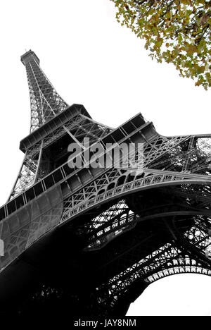 Ferro da costruzione di uno dei famoust europee e francesi landmark Torre Eiffel a Parigi Foto Stock