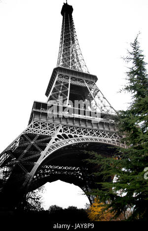 Ferro da costruzione di uno dei famoust europee e francesi landmark Torre Eiffel a Parigi Foto Stock