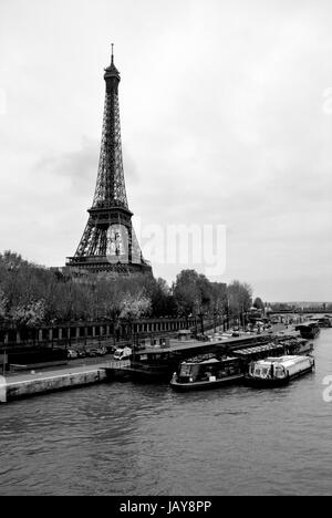 Ferro da costruzione di uno dei famoust europee e francesi landmark Torre Eiffel a Parigi Foto Stock