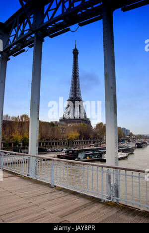 Ferro da costruzione di uno dei famoust europee e francesi landmark Torre Eiffel a Parigi Foto Stock