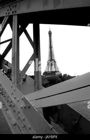 Ferro da costruzione di uno dei famoust europee e francesi landmark Torre Eiffel a Parigi Foto Stock