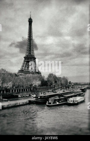 Ferro da costruzione di uno dei famoust europee e francesi landmark Torre Eiffel a Parigi Foto Stock